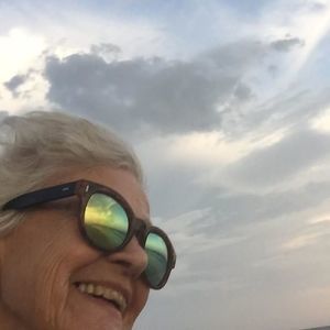 Meet your Posher, Lois